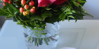 Blumenstrauß mit Blumen und einer Karte mit der Aufschrift: "Danke"