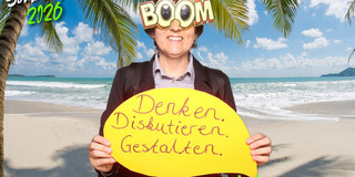 Sommerfest 2026 Dekanin Foto der Dekanin Frau Dr. Ramona Schröpf vor einem tropischen Fotohintergrund mit einem Schild in der Hand mit der Aufschrift "Denken. Diskutieren. Handeln." zum Sommerfest 2026.