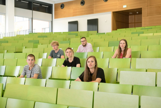 Eine Gruppe Studierender im Hörsaal.