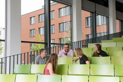 Eine Gruppe Studierender im Hörsaal.