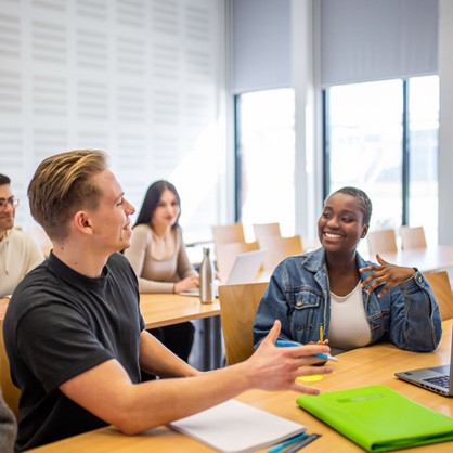 Seminar Studierende unterhalten sich im Seminarraum