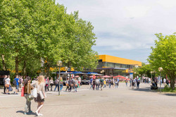 Campusleben mit Studierenden und Mensa Campusleben mit Studierenden und Mensa im Hintergrund
