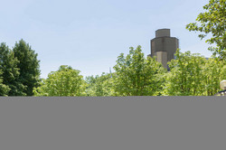 Menschen laufen über den Campus Nord.
