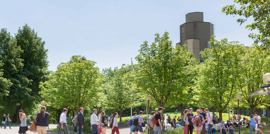 Menschen laufen über den Campus Nord.