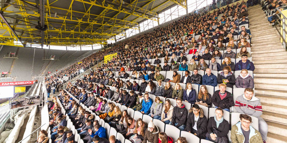 Erstsemesterbegrüßung Nordtribüne des Signal-Iduna-Parks mit Erstsemestern der TU Dortmund