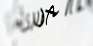 Verschwommene Schrift Schwarze Schrift auf weißem Hintergrund, die teilweise verschwommen ist.