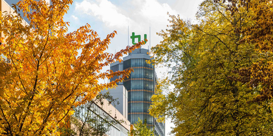 Das Gebäude Mathe-Tower ist von außen zu sehen und links und rechts Bäume in herbstlichen Farben.