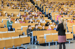 Studierende im Hörsaal Eine Dozierende steht vor Studierenden in der Vorlesung im Hörsaal.