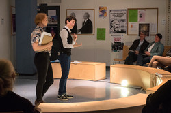 Zwei Schauspieler bei einer Theateraufführung.