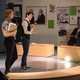 Zwei Schauspieler bei einer Theateraufführung.