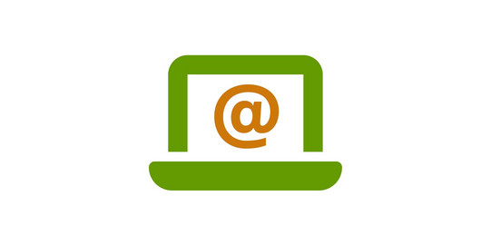 Icon zeigt einen aufgeklappten, grünen Laptop mit einem orangenen @-Zeichen auf dem Display.