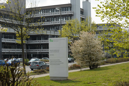 Emil-Figge-Straße-50 Das Gebäude an der Emil-Figge-Straße 50 mit einer Stele im Vordergrund.