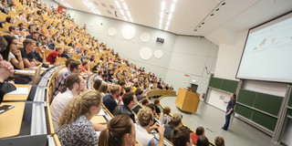 Vorlesung Hörsaal Studierende sitzen in einer Vorlesung im Hörsaal.
