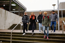 Studierende laufen über den Campus.